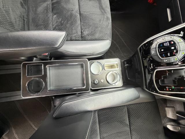 ヴォクシー ZS 煌III メーカー10インチナビ バックカメラ 地デジTV 純正後席12.1インチフリップダウンモニター 黒革ハーフレザーシート 両側パワスラ オートハイビーム リアAC クルーズC スマートキー(32枚目)