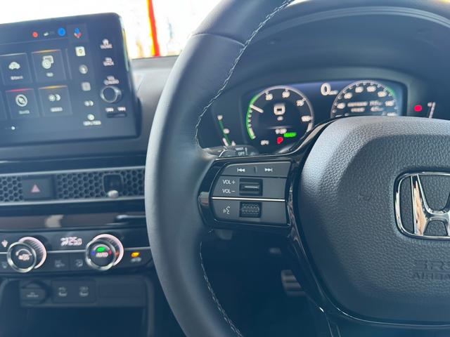 シビック ｅ：ＨＥＶ　ＬＸ　Ｈｏｎｄａ　Ｃ０ＮＮＥＣＴ対応ディスプレイオーディオ　ＥＴＣ　グレー内装　１８インチアルミホイル　シートヒーター（30枚目）