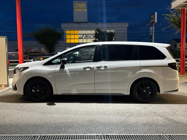 オデッセイハイブリッド ｅ：ＨＥＶアブソルート・ＥＸブラックエディション　純正１１インチナビ　１２インチリア席モニター　ＥＴＣ車載器　ブラックエンブレム　ハンズフリーパワーテールゲート　サイドエアバック　車線逸脱警報　ＬＥＤライト　Ｗエアコン　オートライト　オットマン（4枚目）