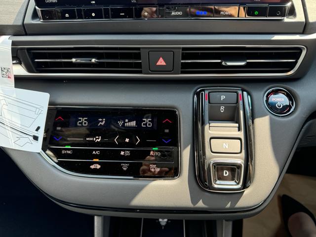 オデッセイハイブリッド ｅ：ＨＥＶアブソルート・ＥＸブラックエディション　純正１１インチナビ　１２インチリア席モニター　ＥＴＣ車載器　ブラックエンブレム　ハンズフリーパワーテールゲート　サイドエアバック　車線逸脱警報　ＬＥＤライト　Ｗエアコン　オートライト　オットマン（10枚目）