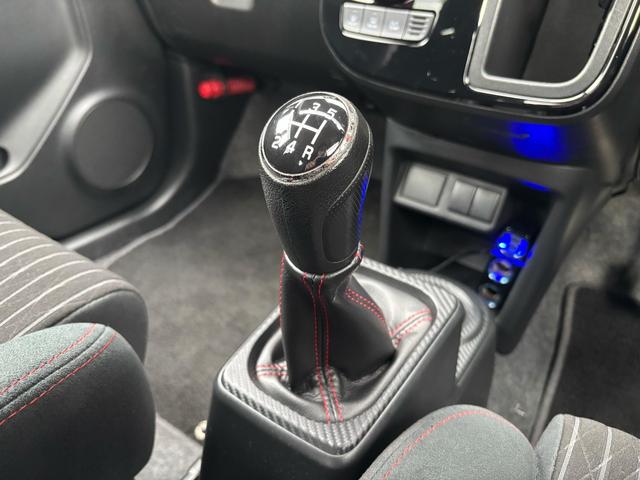 ���쐫�ɗD�ꂽ�V�t�g�m�u�𑕔��B��ɓ���ރf�U�C���ŁA�X���[�Y�ȃM�A�`�F���W���T�|�[�g���܂��B����₷�����d�������V�t�g�m�u�B�h���C�r���O���̉��K���Ƒ��쐫�𗼗����Ă��܂��B