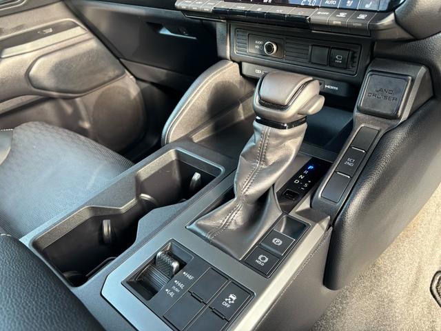 ランドクルーザー250 VX サンルーフ/ワンオーナー/安心降車アシスト/BSM/12.3型ディスプレイナビ/フルセグTV/パノラミックビューモニター/ルーフレール/デジタルインナーミラー/パワーバックドア/禁煙車/ETC2.0(23枚目)