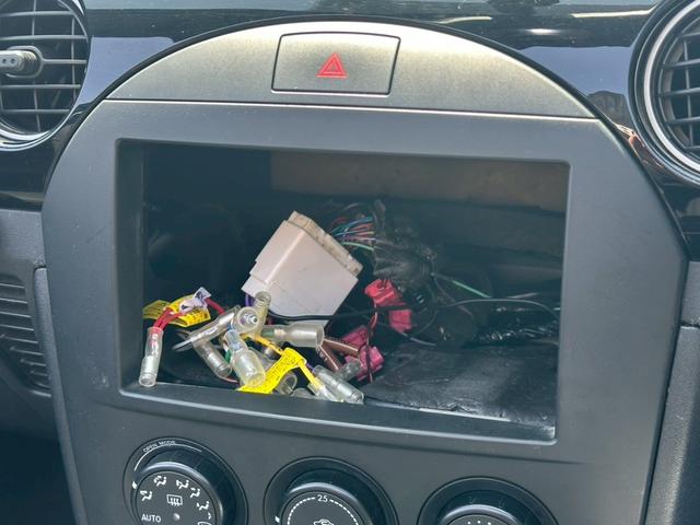 ロードスター ＲＳ　車高調キット　フロントサイドエアロパーツ　ＭＯＭＯステアリング　キーレスエントリー　社外マフラー　ＨＩＤヘッドライト　赤色ソフトトップ　ＥＴＣ　６速ＭＴ車両　純正１８インチアルミホイール　フォグライト（23枚目）