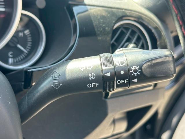ロードスター ＲＳ　車高調キット　フロントサイドエアロパーツ　ＭＯＭＯステアリング　キーレスエントリー　社外マフラー　ＨＩＤヘッドライト　赤色ソフトトップ　ＥＴＣ　６速ＭＴ車両　純正１８インチアルミホイール　フォグライト（26枚目）