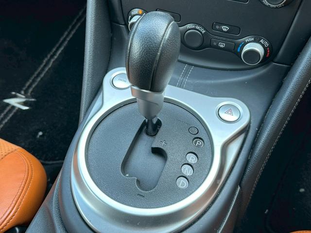フェアレディＺ バージョンＴ　スエードファブリックシート　クリアランスソナー　バックカメラ　シートヒーター　電動シート　メーカーオプションＨＤＤナビ　フルセグ　ＣＤ・ＤＶＤ再生　スマートキー　パドルシフト　ＢＯＳＥサウンド　ＥＴＣ（51枚目）