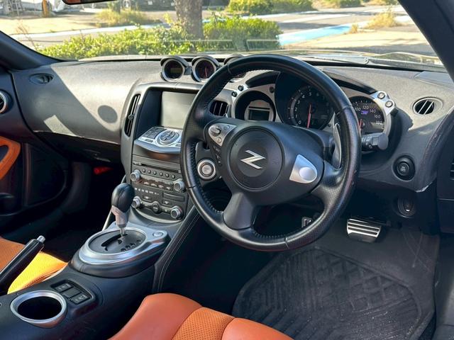 フェアレディＺ バージョンＴ　全塗装ブラック　部分ゴールド塗装　本革ブラウンシート　シートヒーター　ＢＯＳＥサウンド　電動シート　ＣＤ・ＤＶＤ再生　スマートキー　純正１８インチアルミホイール　パドルシフト　ＥＴＣ　３連メーター（5枚目）