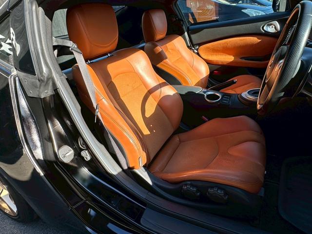 フェアレディＺ バージョンＴ　全塗装ブラック　部分ゴールド塗装　本革ブラウンシート　シートヒーター　ＢＯＳＥサウンド　電動シート　ＣＤ・ＤＶＤ再生　スマートキー　純正１８インチアルミホイール　パドルシフト　ＥＴＣ　３連メーター（6枚目）