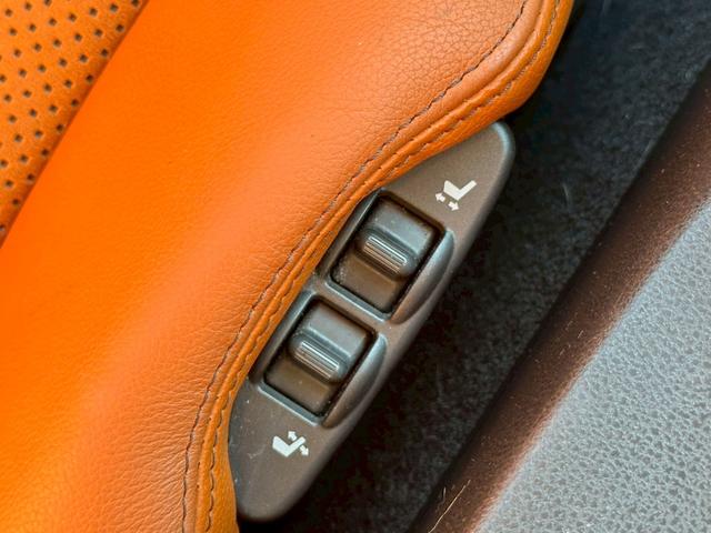 フェアレディＺ バージョンＴ　全塗装ブラック　部分ゴールド塗装　本革ブラウンシート　シートヒーター　ＢＯＳＥサウンド　電動シート　ＣＤ・ＤＶＤ再生　スマートキー　純正１８インチアルミホイール　パドルシフト　ＥＴＣ　３連メーター（8枚目）