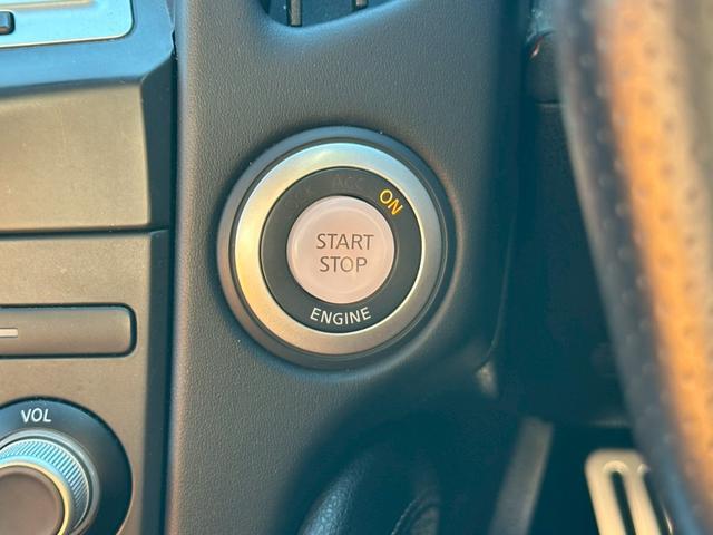 フェアレディＺ バージョンＴ　全塗装ブラック　部分ゴールド塗装　本革ブラウンシート　シートヒーター　ＢＯＳＥサウンド　電動シート　ＣＤ・ＤＶＤ再生　スマートキー　純正１８インチアルミホイール　パドルシフト　ＥＴＣ　３連メーター（9枚目）