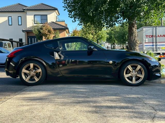 フェアレディＺ バージョンＴ　全塗装ブラック　部分ゴールド塗装　本革ブラウンシート　シートヒーター　ＢＯＳＥサウンド　電動シート　ＣＤ・ＤＶＤ再生　スマートキー　純正１８インチアルミホイール　パドルシフト　ＥＴＣ　３連メーター（12枚目）