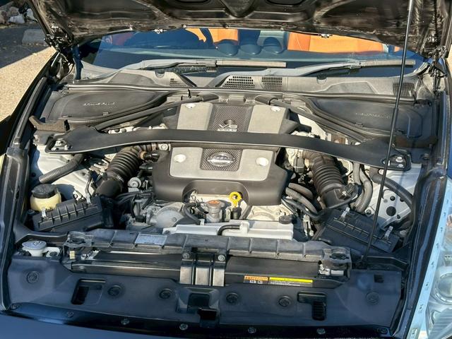 フェアレディＺ バージョンＴ　全塗装ブラック　部分ゴールド塗装　本革ブラウンシート　シートヒーター　ＢＯＳＥサウンド　電動シート　ＣＤ・ＤＶＤ再生　スマートキー　純正１８インチアルミホイール　パドルシフト　ＥＴＣ　３連メーター（16枚目）