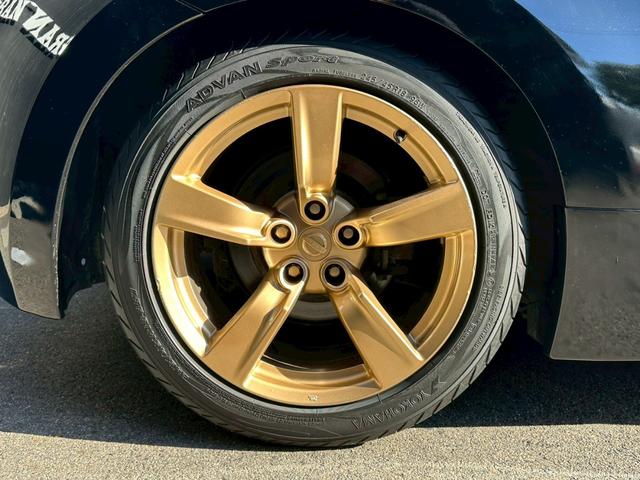 フェアレディＺ バージョンＴ　全塗装ブラック　部分ゴールド塗装　本革ブラウンシート　シートヒーター　ＢＯＳＥサウンド　電動シート　ＣＤ・ＤＶＤ再生　スマートキー　純正１８インチアルミホイール　パドルシフト　ＥＴＣ　３連メーター（28枚目）