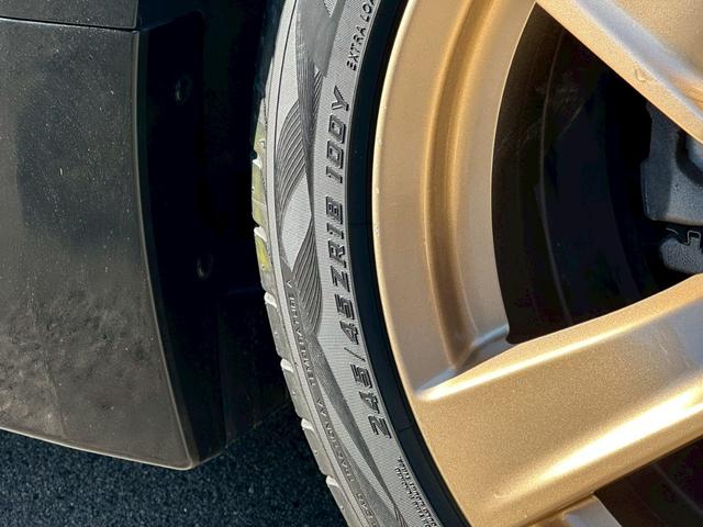 フェアレディＺ バージョンＴ　全塗装ブラック　部分ゴールド塗装　本革ブラウンシート　シートヒーター　ＢＯＳＥサウンド　電動シート　ＣＤ・ＤＶＤ再生　スマートキー　純正１８インチアルミホイール　パドルシフト　ＥＴＣ　３連メーター（30枚目）