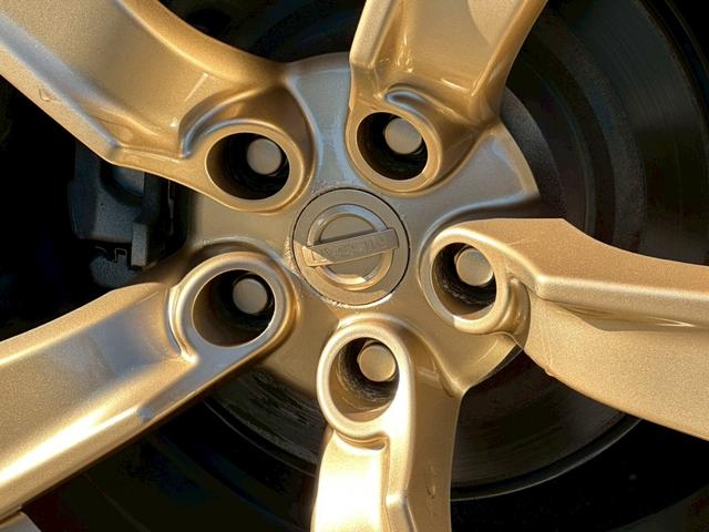 フェアレディＺ バージョンＴ　全塗装ブラック　部分ゴールド塗装　本革ブラウンシート　シートヒーター　ＢＯＳＥサウンド　電動シート　ＣＤ・ＤＶＤ再生　スマートキー　純正１８インチアルミホイール　パドルシフト　ＥＴＣ　３連メーター（31枚目）