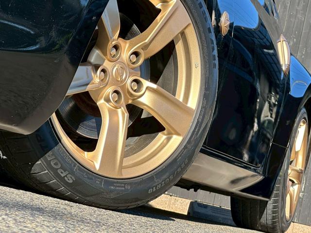 フェアレディＺ バージョンＴ　全塗装ブラック　部分ゴールド塗装　本革ブラウンシート　シートヒーター　ＢＯＳＥサウンド　電動シート　ＣＤ・ＤＶＤ再生　スマートキー　純正１８インチアルミホイール　パドルシフト　ＥＴＣ　３連メーター（32枚目）