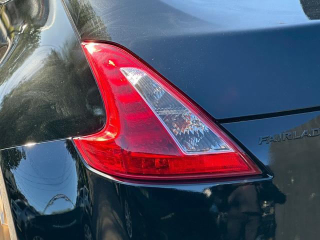 フェアレディＺ バージョンＴ　全塗装ブラック　部分ゴールド塗装　本革ブラウンシート　シートヒーター　ＢＯＳＥサウンド　電動シート　ＣＤ・ＤＶＤ再生　スマートキー　純正１８インチアルミホイール　パドルシフト　ＥＴＣ　３連メーター（46枚目）