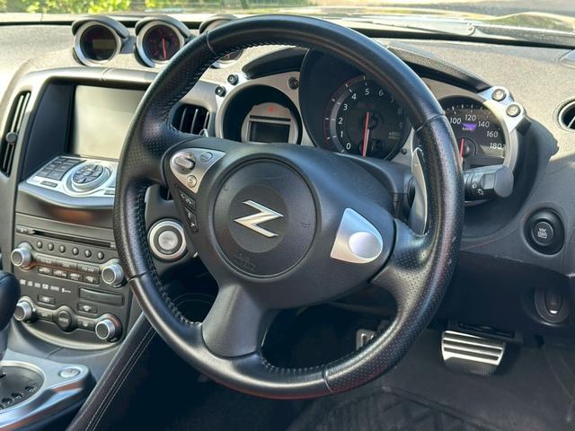 フェアレディＺ バージョンＴ　全塗装ブラック　部分ゴールド塗装　本革ブラウンシート　シートヒーター　ＢＯＳＥサウンド　電動シート　ＣＤ・ＤＶＤ再生　スマートキー　純正１８インチアルミホイール　パドルシフト　ＥＴＣ　３連メーター（48枚目）