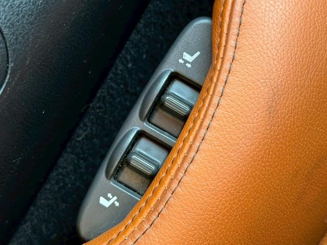 フェアレディＺ バージョンＴ　全塗装ブラック　部分ゴールド塗装　本革ブラウンシート　シートヒーター　ＢＯＳＥサウンド　電動シート　ＣＤ・ＤＶＤ再生　スマートキー　純正１８インチアルミホイール　パドルシフト　ＥＴＣ　３連メーター（50枚目）