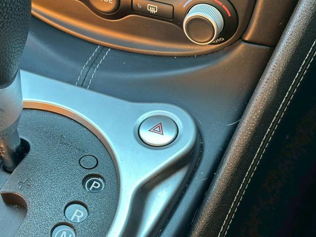 フェアレディＺ バージョンＴ　全塗装ブラック　部分ゴールド塗装　本革ブラウンシート　シートヒーター　ＢＯＳＥサウンド　電動シート　ＣＤ・ＤＶＤ再生　スマートキー　純正１８インチアルミホイール　パドルシフト　ＥＴＣ　３連メーター（52枚目）