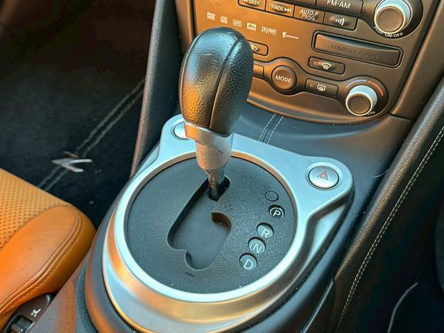 フェアレディＺ バージョンＴ　全塗装ブラック　部分ゴールド塗装　本革ブラウンシート　シートヒーター　ＢＯＳＥサウンド　電動シート　ＣＤ・ＤＶＤ再生　スマートキー　純正１８インチアルミホイール　パドルシフト　ＥＴＣ　３連メーター（53枚目）