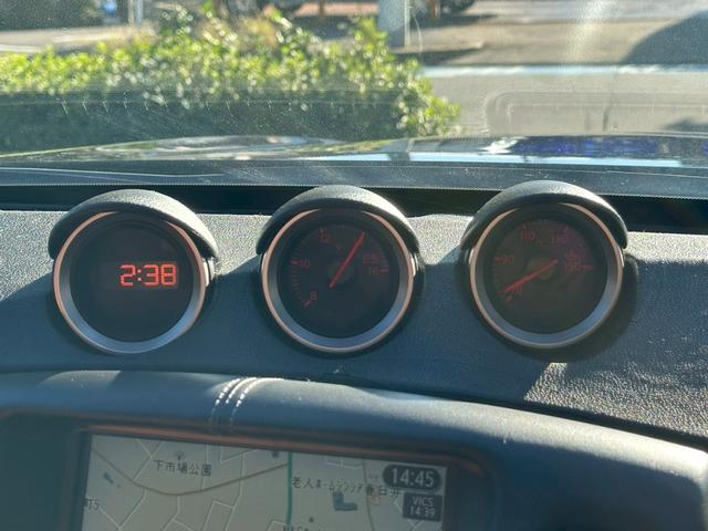 フェアレディＺ バージョンＴ　全塗装ブラック　部分ゴールド塗装　本革ブラウンシート　シートヒーター　ＢＯＳＥサウンド　電動シート　ＣＤ・ＤＶＤ再生　スマートキー　純正１８インチアルミホイール　パドルシフト　ＥＴＣ　３連メーター（64枚目）