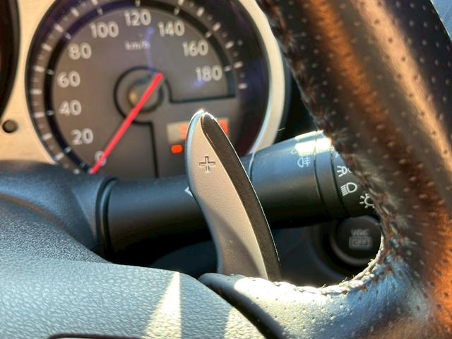 フェアレディＺ バージョンＴ　全塗装ブラック　部分ゴールド塗装　本革ブラウンシート　シートヒーター　ＢＯＳＥサウンド　電動シート　ＣＤ・ＤＶＤ再生　スマートキー　純正１８インチアルミホイール　パドルシフト　ＥＴＣ　３連メーター（68枚目）