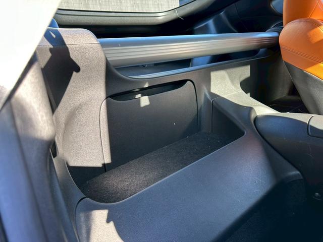 フェアレディＺ バージョンＴ　全塗装ブラック　部分ゴールド塗装　本革ブラウンシート　シートヒーター　ＢＯＳＥサウンド　電動シート　ＣＤ・ＤＶＤ再生　スマートキー　純正１８インチアルミホイール　パドルシフト　ＥＴＣ　３連メーター（73枚目）