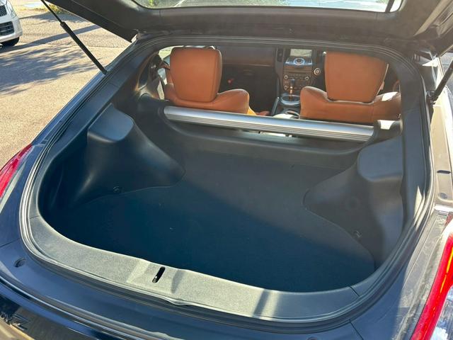 フェアレディＺ バージョンＴ　全塗装ブラック　部分ゴールド塗装　本革ブラウンシート　シートヒーター　ＢＯＳＥサウンド　電動シート　ＣＤ・ＤＶＤ再生　スマートキー　純正１８インチアルミホイール　パドルシフト　ＥＴＣ　３連メーター（76枚目）