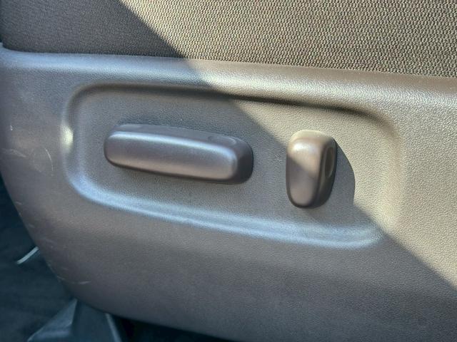 マークXジオ 240G ブラックパールリミテッド バックカメラ 純正SDナビゲーション フルセグ CD・DVD再生 スマートキー 電動シート ステアリングリモコン 純正18インチアルミホイール フォグライト 3列シート 電動格納ミラー助手席エアバック(3枚目)