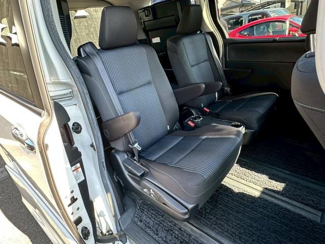 ヴォクシー ＺＳ　煌　両側電動スライドドア　純正９インチナビゲーション　フルセグ　純正フリップダウンモニター　バックカメラ　スマートキー　ＣＤ・ＤＶＤ再生　ＥＴＣ　純正アルミホイール　フォグライト　オートライト（7枚目）