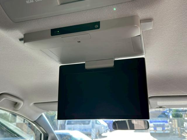 ヴォクシー ＺＳ　煌　両側電動スライドドア　純正９インチナビゲーション　フルセグ　純正フリップダウンモニター　バックカメラ　スマートキー　ＣＤ・ＤＶＤ再生　ＥＴＣ　純正アルミホイール　フォグライト　オートライト（8枚目）