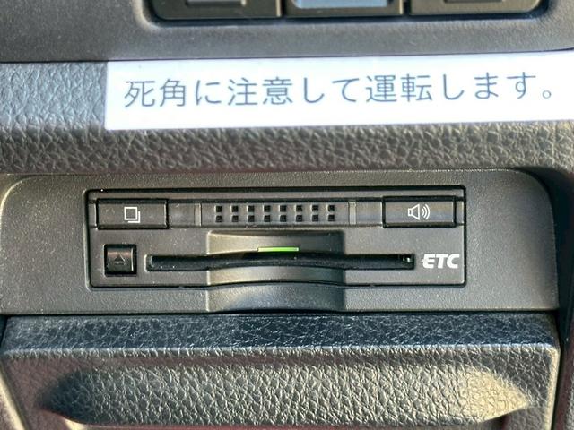 ヴォクシー ＺＳ　煌　両側電動スライドドア　純正９インチナビゲーション　フルセグ　純正フリップダウンモニター　バックカメラ　スマートキー　ＣＤ・ＤＶＤ再生　ＥＴＣ　純正アルミホイール　フォグライト　オートライト（9枚目）