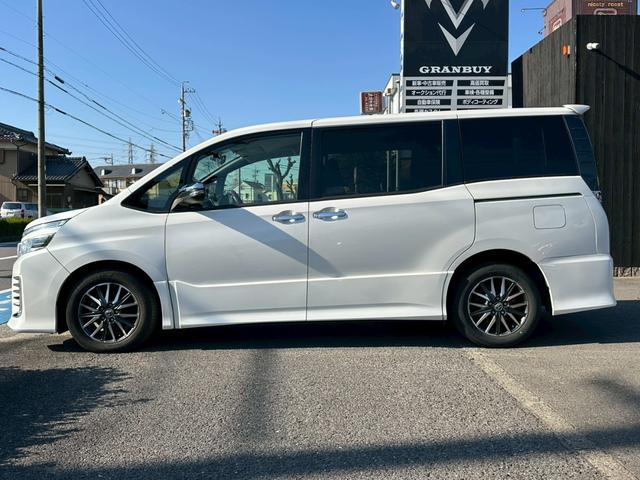 ヴォクシー ＺＳ　煌　両側電動スライドドア　純正９インチナビゲーション　フルセグ　純正フリップダウンモニター　バックカメラ　スマートキー　ＣＤ・ＤＶＤ再生　ＥＴＣ　純正アルミホイール　フォグライト　オートライト（12枚目）