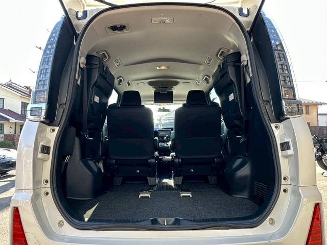 ヴォクシー ＺＳ　煌　両側電動スライドドア　純正９インチナビゲーション　フルセグ　純正フリップダウンモニター　バックカメラ　スマートキー　ＣＤ・ＤＶＤ再生　ＥＴＣ　純正アルミホイール　フォグライト　オートライト（15枚目）