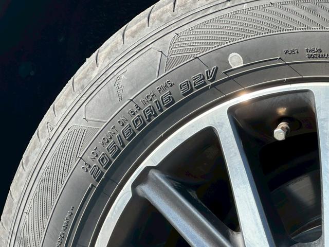 ヴォクシー ＺＳ　煌　両側電動スライドドア　純正９インチナビゲーション　フルセグ　純正フリップダウンモニター　バックカメラ　スマートキー　ＣＤ・ＤＶＤ再生　ＥＴＣ　純正アルミホイール　フォグライト　オートライト（32枚目）