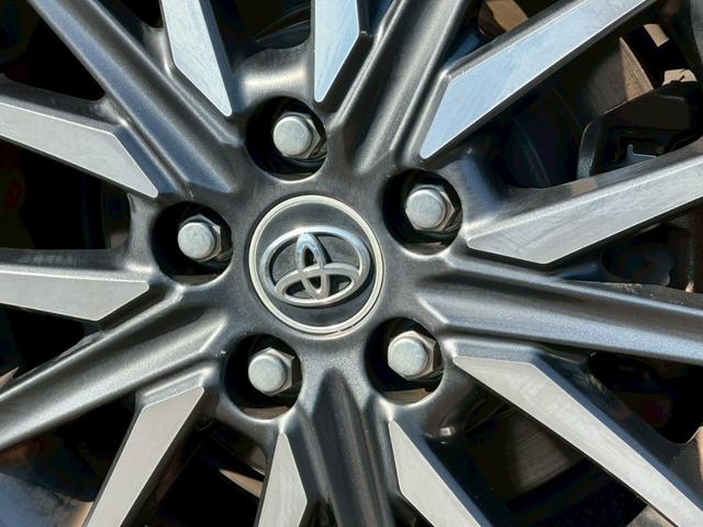 ヴォクシー ＺＳ　煌　両側電動スライドドア　純正９インチナビゲーション　フルセグ　純正フリップダウンモニター　バックカメラ　スマートキー　ＣＤ・ＤＶＤ再生　ＥＴＣ　純正アルミホイール　フォグライト　オートライト（33枚目）