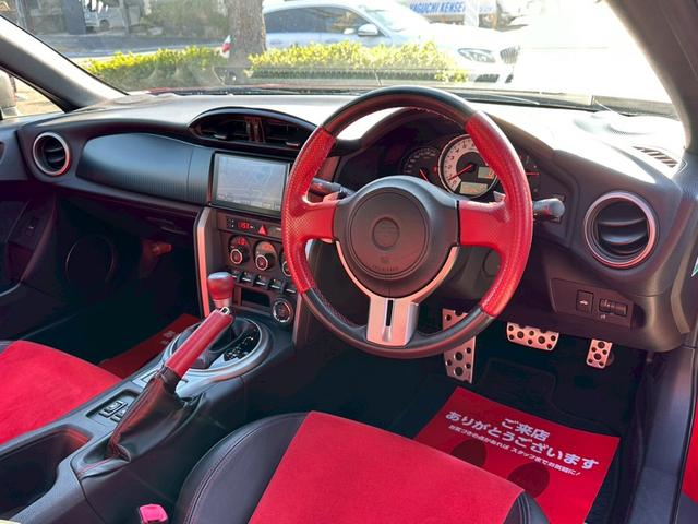 ８６ ＧＴリミテッド　ワンオーナー　７インチナビゲーション　フルセグ　ＣＤ・ＤＶＤ再生　Ｂｌｕｅｔｏｏｔｈオーディオ　ＥＴＣ　パドルシフト　オートライト　シートヒーター　スマートキー　純正１７インチアルミホイール（5枚目）