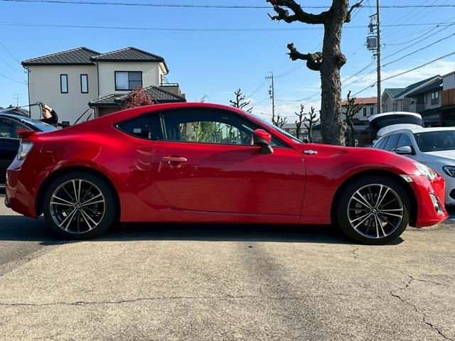 ８６ ＧＴリミテッド　ワンオーナー　７インチナビゲーション　フルセグ　ＣＤ・ＤＶＤ再生　Ｂｌｕｅｔｏｏｔｈオーディオ　ＥＴＣ　パドルシフト　オートライト　シートヒーター　スマートキー　純正１７インチアルミホイール（12枚目）