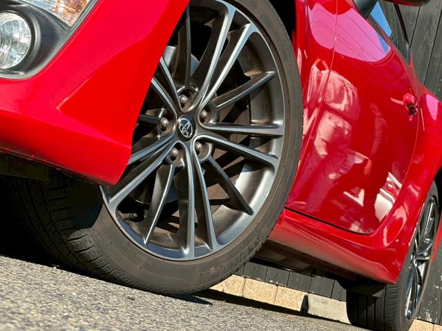 ８６ ＧＴリミテッド　ワンオーナー　７インチナビゲーション　フルセグ　ＣＤ・ＤＶＤ再生　Ｂｌｕｅｔｏｏｔｈオーディオ　ＥＴＣ　パドルシフト　オートライト　シートヒーター　スマートキー　純正１７インチアルミホイール（17枚目）