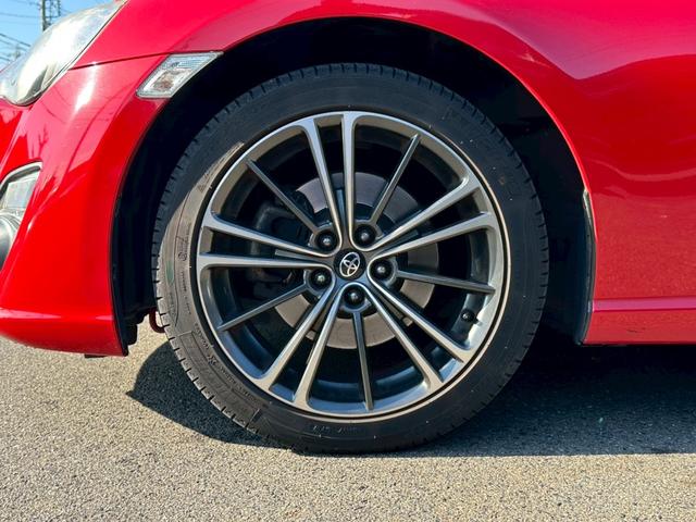 ８６ ＧＴリミテッド　ワンオーナー　７インチナビゲーション　フルセグ　ＣＤ・ＤＶＤ再生　Ｂｌｕｅｔｏｏｔｈオーディオ　ＥＴＣ　パドルシフト　オートライト　シートヒーター　スマートキー　純正１７インチアルミホイール（28枚目）