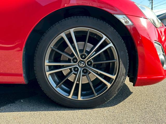 ８６ ＧＴリミテッド　ワンオーナー　７インチナビゲーション　フルセグ　ＣＤ・ＤＶＤ再生　Ｂｌｕｅｔｏｏｔｈオーディオ　ＥＴＣ　パドルシフト　オートライト　シートヒーター　スマートキー　純正１７インチアルミホイール（29枚目）