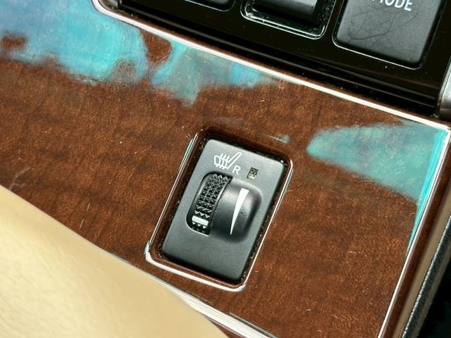 マークＸ プレミアム　シートヒーター　クルーズコントロール　フルセグ　ＣＤ・ＤＶＤ再生　ＲＩＺＬＥＹ１６インチアルミ　純正７インチナビ　ＥＴＣ　ハーフレザーシート　オートライト　バックカメラ　電動シート　スマートキー（3枚目）