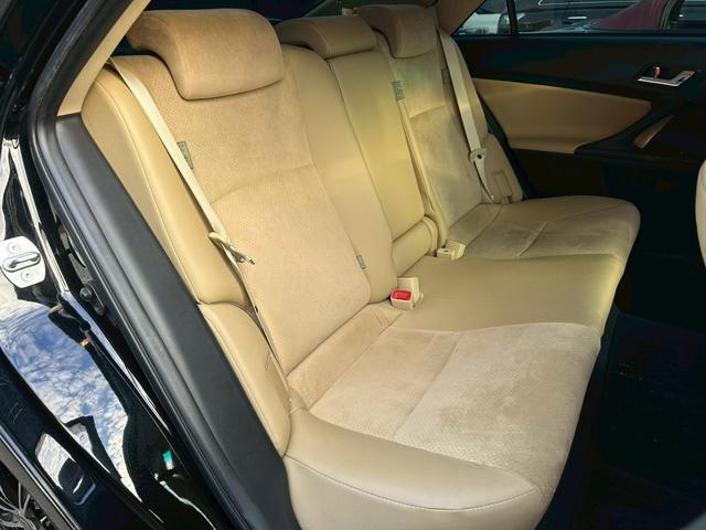 マークＸ プレミアム　シートヒーター　クルーズコントロール　フルセグ　ＣＤ・ＤＶＤ再生　ＲＩＺＬＥＹ１６インチアルミ　純正７インチナビ　ＥＴＣ　ハーフレザーシート　オートライト　バックカメラ　電動シート　スマートキー（7枚目）