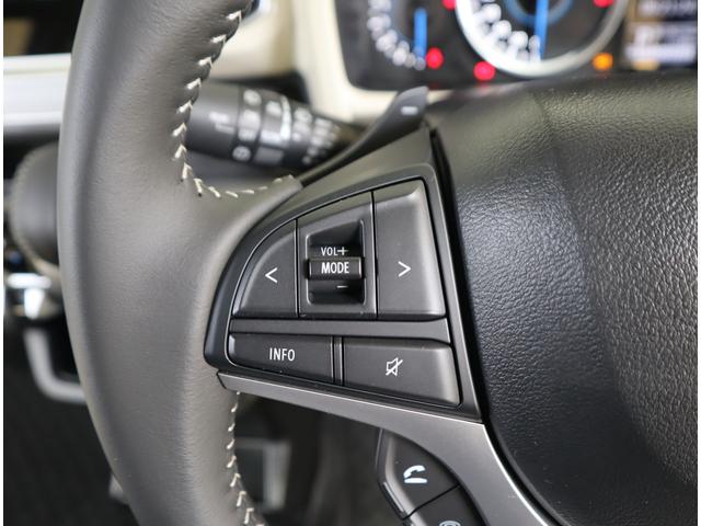 ステアリングオーディオスイッチで、曲の選曲や音量の調整も、ステアリングから手を離さずに行えます。
