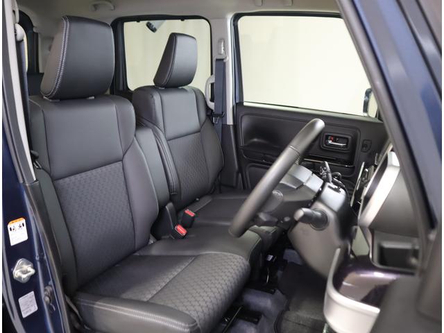 上質なレザー調素材とファブリック素材を組み合わせたハーフレザーシートが、毎日のドライブを特別なひとときへ変えてくれます。