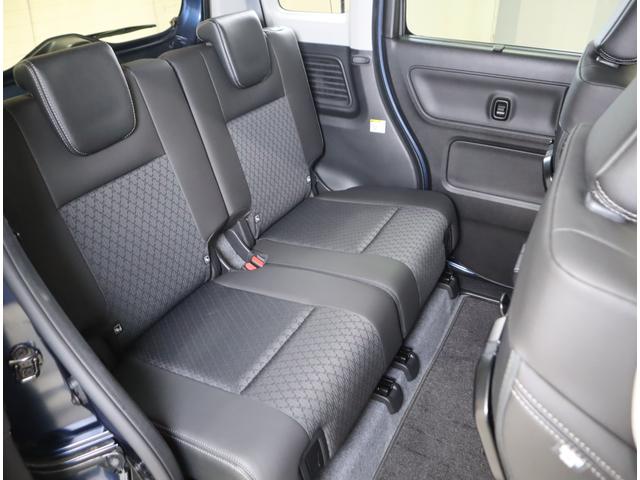後部座席は左右独立でシートスライド・リクライニングが可能な為、効率よくシートのアレンジが可能です♪