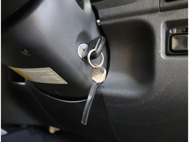 ジムニー ワイルドウインド６型　目玉車　ＣＤプレーヤー・ＥＴＣ・マット　２ＤＩＮ　ＣＤプレーヤー（ラジオ・ＭＤ）　ＥＴＣ　トレータイプフロアマット　ドアバイザー　シートヒーター　キーレスエントリー　フロントフォグランプ　ルーフレール　スペアタイヤカバー　パートタイム４ＷＤ（11枚目）