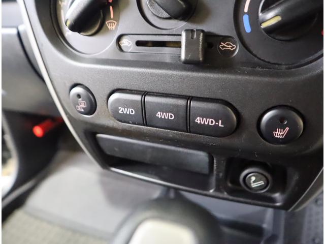 ジムニー ワイルドウインド６型　目玉車　ＣＤプレーヤー・ＥＴＣ・マット　２ＤＩＮ　ＣＤプレーヤー（ラジオ・ＭＤ）　ＥＴＣ　トレータイプフロアマット　ドアバイザー　シートヒーター　キーレスエントリー　フロントフォグランプ　ルーフレール　スペアタイヤカバー　パートタイム４ＷＤ（13枚目）