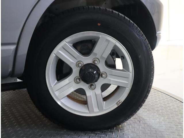 ジムニー ワイルドウインド６型　目玉車　ＣＤプレーヤー・ＥＴＣ・マット　２ＤＩＮ　ＣＤプレーヤー（ラジオ・ＭＤ）　ＥＴＣ　トレータイプフロアマット　ドアバイザー　シートヒーター　キーレスエントリー　フロントフォグランプ　ルーフレール　スペアタイヤカバー　パートタイム４ＷＤ（34枚目）