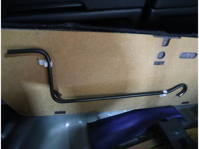 ジムニー ワイルドウインド６型　目玉車　ＣＤプレーヤー・ＥＴＣ・マット　２ＤＩＮ　ＣＤプレーヤー（ラジオ・ＭＤ）　ＥＴＣ　トレータイプフロアマット　ドアバイザー　シートヒーター　キーレスエントリー　フロントフォグランプ　ルーフレール　スペアタイヤカバー　パートタイム４ＷＤ（44枚目）